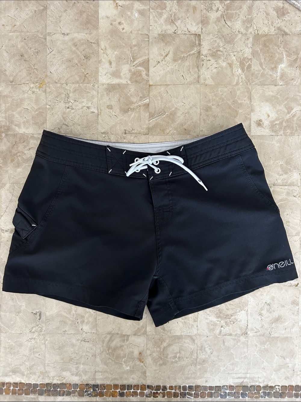 O'Neill board shorts featuring white drawstring and 2 side cargo pocket‎ Size 9